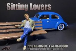 Sitting Lovers Figure I, Blue & Green - American Diorama 38330 - 1/24 Figurine - Diorama Accessory