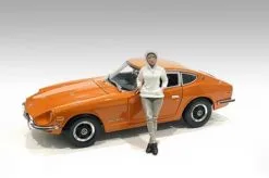 Car Meet 2 Figure I, White W/Beige - American Diorama 76389 - 1/24 Figurine - Diorama Accessory