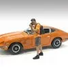 Car Meet 2 Figure VI, Orange And Brown - American Diorama 76394 - 1/24 Figurine - Diorama Accessory