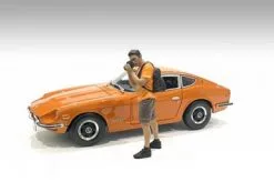 Car Meet 2 Figure VI, Orange And Brown - American Diorama 76394 - 1/24 Figurine - Diorama Accessory