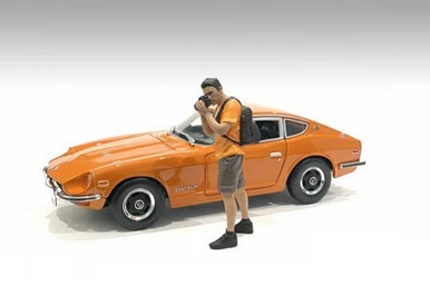 Car Meet 2 Figure VI, Orange And Brown - American Diorama 76394 - 1/24 Figurine - Diorama Accessory